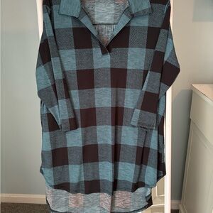 Heimish buffalo plaid hi/lo tunic in large. Black and teal.